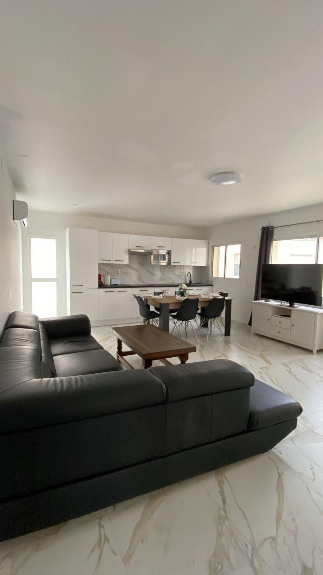 Requesens Playa Apartment เอมปูเรียบราบา ภายนอก รูปภาพ